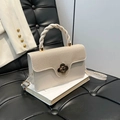 Elegante bolso de mano crema con solapa tejida y cierre de flor dorada para mujer - Blanco Roto
