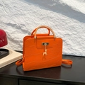 Orangefarbene Umhängetasche mit Krokoprägung und goldenem Halbrundgriff für Damen - Orange