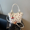 Retro weiße Eimertasche mit Kirschdruck, PU-Leder-Schultergurt und Kirsch-Anhänger - Mit Anhänger / Weiß
