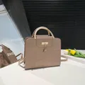 Beige Handtasche mit Krokodilprägung, goldenem Rundgriff und Hirsch-Anhänger für Damen - Khaki