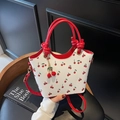 Weiße Eimertasche mit rotem Kirschdruck und 3D-Kirschenanhänger-Zubehör - Mit Anhänger / Rot