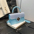 Sac bandoulière bleu clair avec fermoir fleur et poignée tressée chic - Bleu