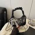 Sac lune plissé noir chic avec nœud en perles et bandoulière chaîne pour l'été - Avec Pendentif / Noir