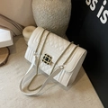Witte gewatteerde schoudertas met gouden ketting en zwarte edelsteen gesp detail - Wit