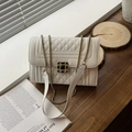 Beige gewatteerde crossbodytas met gouden ketting en vintage gesp met edelstenen detail - Broken Wit