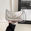 Silberne Handtasche mit großem Metall-Schmetterling und einer dicken Metallkette - Silber