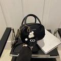Sac à bandoulière chic en cuir noir avec un charmant monstre en peluche sur une chaise - Avec Pendentif / Noir
