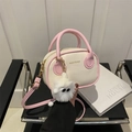 Sac à main Boston patchwork rose et beige avec un joli charme en fausse fourrure - Avec Pendentif / Rose