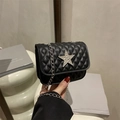 Borsa a tracolla trapuntata nera con stella di strass argento e catena metallica - Nero