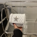 Mini borsa a tracolla trapuntata bianca chic con emblema stella argento e catena - Bianco