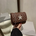 Borsa a tracolla trapuntata marrone con fibbia a stella di strass e catena argento - Marrone