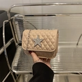 Borsa a tracolla beige trapuntata con stella d'argento scintillante e catenella - Cachi