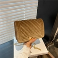 Bolso bandolera de terciopelo marrón con cadena dorada y costuras elegantes en V - Marrón