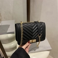 Sac bandoulière noir matelassé en V avec chaîne dorée et fermoir pivotant rétro - Noir