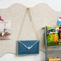Dunkelblaue Jeans-Umschlagtasche mit weißen Nähten und goldener Kette zum Aufhängen - Pink mit weißem Rand