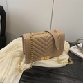 Sac bandoulière beige matelassé avec surpiqûres en V et fermoir doré chic - Kaki