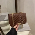Sac bandoulière marron foncé matelassé en V avec chaîne dorée et fermoir métallique - Marron