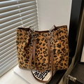 Borsa tote leopardata chic con manici in pelle marrone e dettagli a catena argento - Marrone