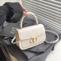 Elegante cremefarbene quadratische Handtasche aus Mattleder mit goldenem Verschluss - Weiß