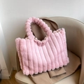 Borsa a mano in pelliccia sintetica rosa con manico a pompon e trama a coste verticali - Rosa