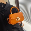 Schicke leuchtend orangefarbene Umhängetasche mit goldener D-Schnalle und Griff - Orange