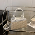 Borsa a mano in finta pelle bianca e paglia intrecciata con tracolla e stampa fashion - Bianco