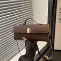 Borsa a mano a tracolla marrone scuro in ecopelle con trama intrecciata e fibbia dorata - Marrone