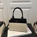 Borsa a tracolla intrecciata nera e beige minimalista con manico e scritta dorata - Nero