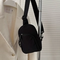 Marsupio minimalista in nylon nero con tracolla regolabile per uno stile casual urbano - Nero