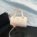 Cremeweiße Zylindertasche mit Herzsteppung, silberner Schleife und schmalem Schultergurt - Gebrochenes Weiß