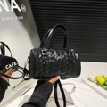 Schwarze zylindrische Tasche mit Herzsteppung, silberner Schleife und Schultergurt - Schwarz