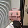 Bolso rosa estilo universitario con estrellas plateadas y correa ajustable de mujer - Rosa