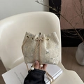 Beige Stroh-Beuteltasche mit Blumenstickerei, Kordelzug und Perlen-Kettenschultergurt - Weiß