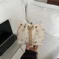 Beigefarbene Stroh-Beuteltasche mit Blumenstickerei, Kettenriemen und Perlendetail - Gebrochenes Weiß