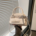 Elegante borsa a tracolla beige con fiocco minimalista e nastro a scacchi bianco e nero - Bianco