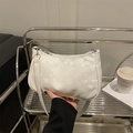 Borsa a spalla bianca con trama a serpente e dettagli argentati per donne moderne - Bianco
