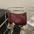 Borsa a mano bordeaux effetto serpente con zip argento e tracolla sottile - Rosso