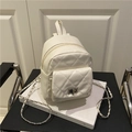 Weißer Mini-Rucksack mit Steppmuster aus PU-Leder, Silberkette und Drehverschluss - Weiß