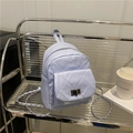 Mochila acolchada lavanda con cadena, diseño de diamantes y cierre de metal plateado - Azul