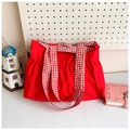 Détail d'un cabas en toile rouge avec poignées en vichy rouge et blanc et plissés - Rouge (Sans Pendentif)