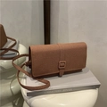 Bolso bandolera marrón en tejido trenzado con correa y hebilla cuadrada a juego - Marrón