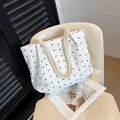 Sac fourre-tout blanc à nœuds noirs et anses en corde sur une chaise beige - Blanc