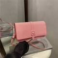 Bolso bandolera rosa de textura tejida con solapa de sobre y correa ajustable para mujer - Rosa