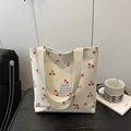 Witte corduroy draagtas met rode kersenprint en beige handvatten in een modieuze stijl - Wit