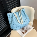 Sac fourre-tout bleu clair à motifs nœuds noirs avec anses en corde de coton crème - Bleu