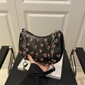 Schicke schwarze Schultertasche mit Kirschmuster, Silberkette und glänzendem Kunstleder - Schwarz