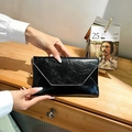 Modische schwarze Umschlagtasche mit Knitteroptik und goldener Ketten-Schulterriemen - Schwarz