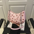 Rosa Schultertasche aus PU-Leder mit Kirschmuster und klobiger silberner Metallkette - Rosa