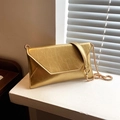 Goldene Metallic-Umschlagtasche mit Faltenstruktur und goldener Ketten-Schulterriemen - Gold