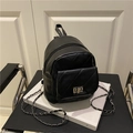 Schwarzer Mini-Rucksack mit Rautensteppung, Silberkette und Drehverschluss-Detail - Schwarz
